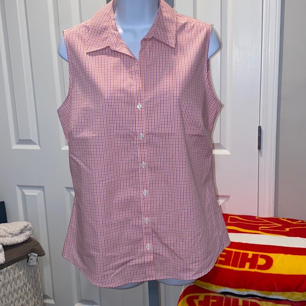 Women's Eddie Bauer sleeveless wrinkle free shaped fit button down shirt, sz M